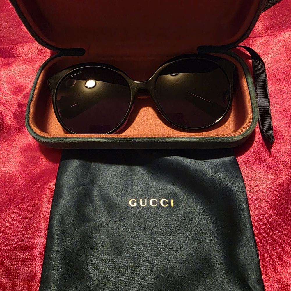 Gucci Elegant Black Sunglasses